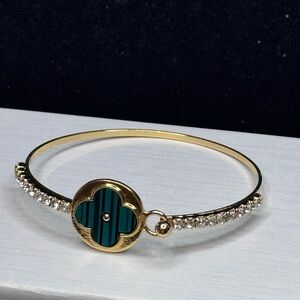 NWOT Gold Tone Sparkling Green Clover Bangle Bracelet (Opens)